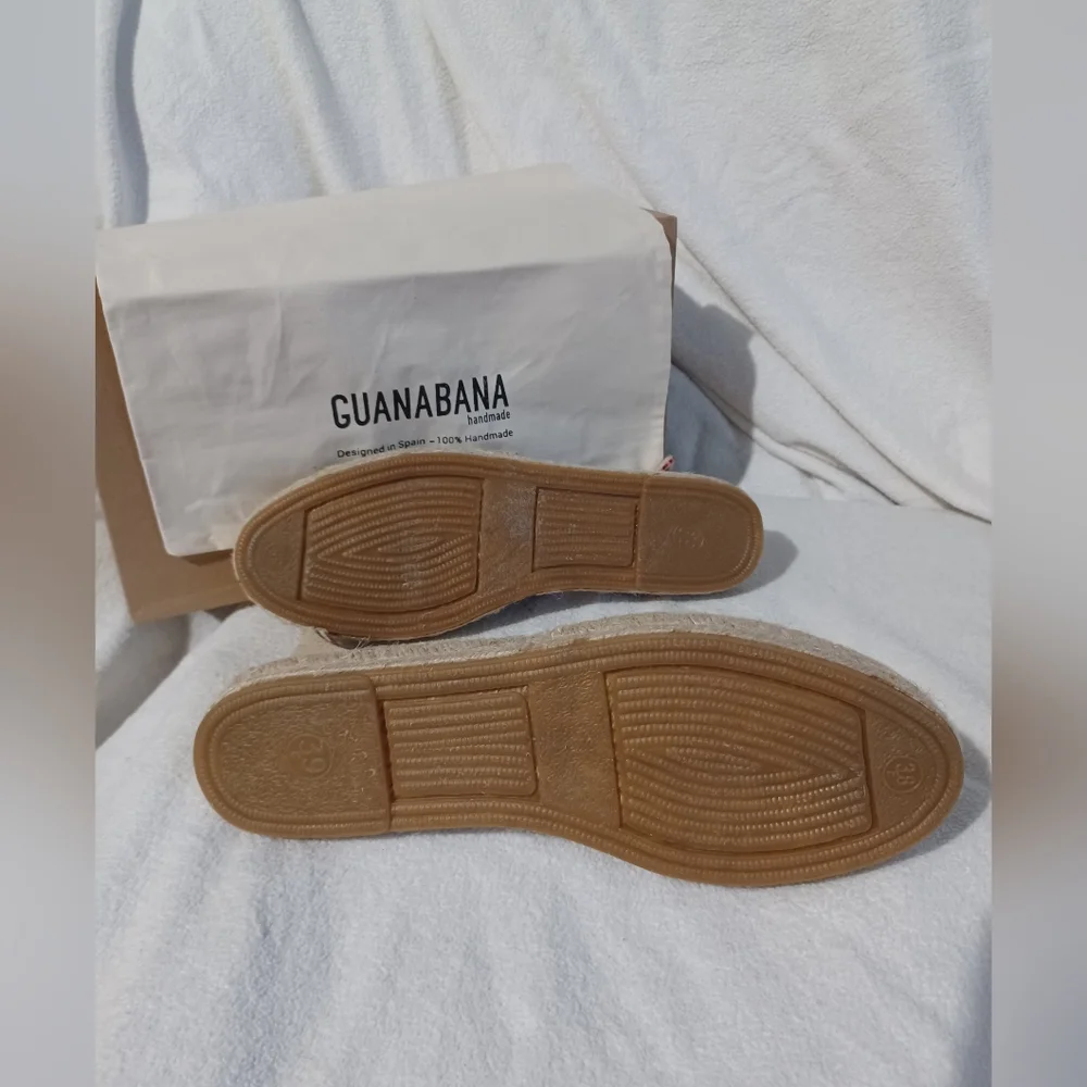 NIB Valenciana Flat Espadrille with Pom-Pom Size 8.5 In Ecru by Guanábana